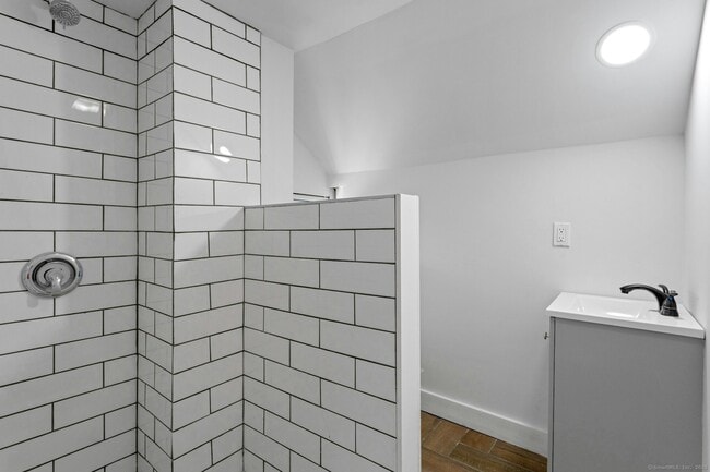 Building Photo - 184 Merritt St