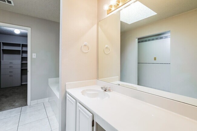 Building Photo - 1808 Rose Cir