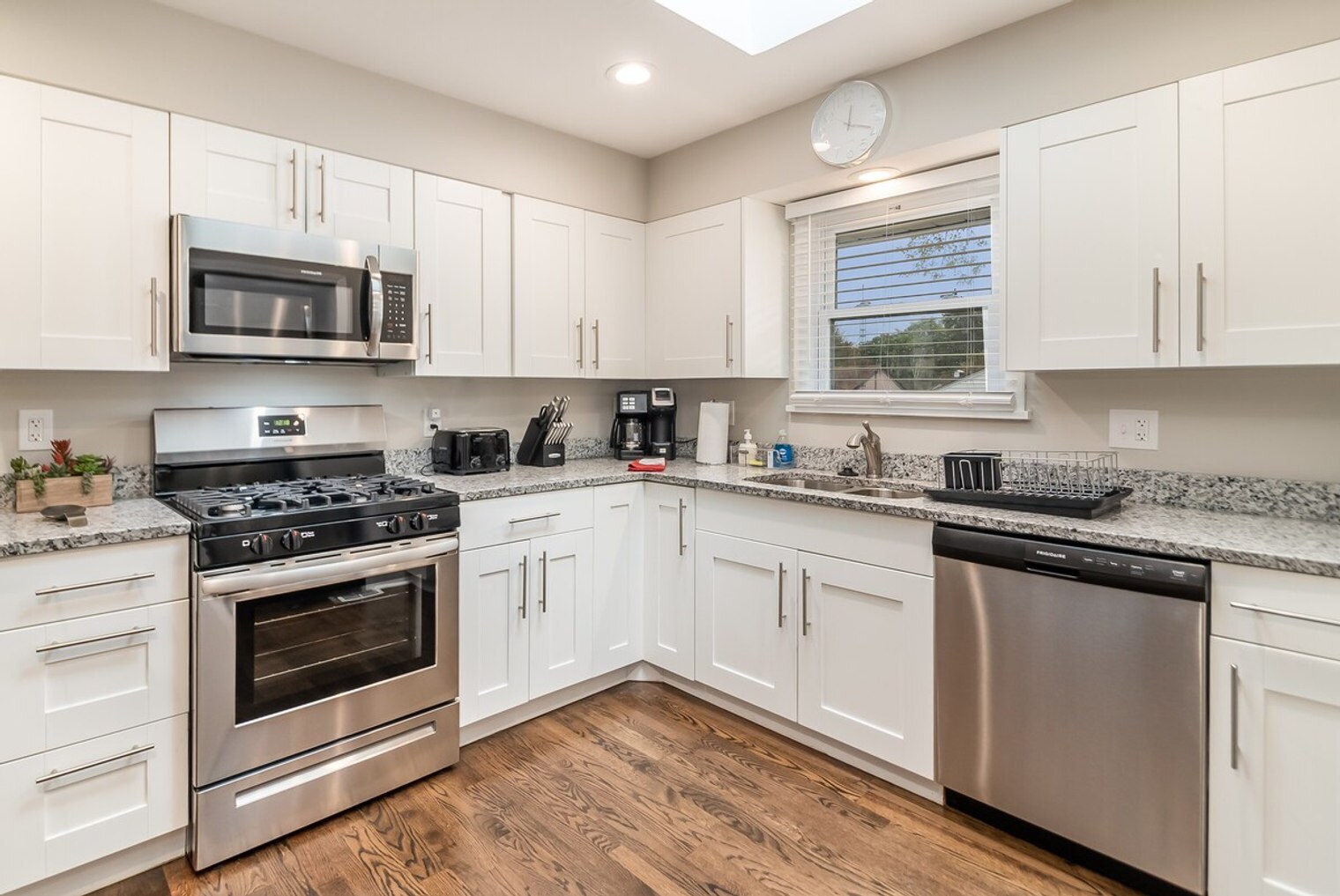 Building Photo - 649 Edgebrook Terrace