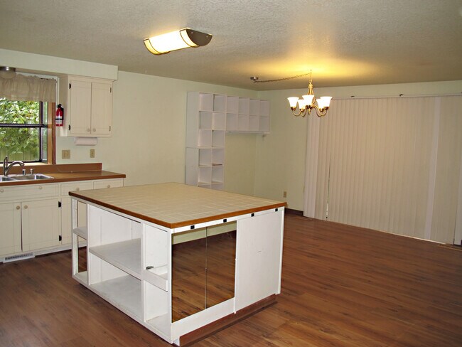 Building Photo - 601 NW Ensign Dr