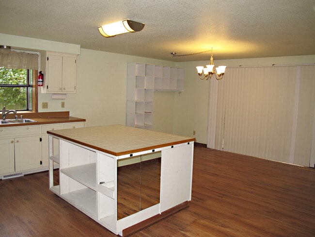 Building Photo - Pet Negotiable 3 Bedroom Home. Fire Place and Garage.