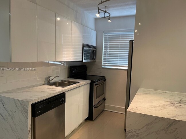 Building Photo - 1120 102nd St