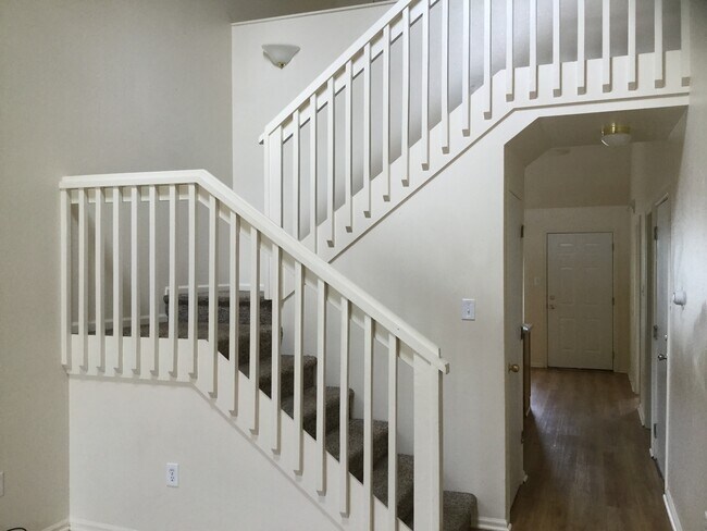 Building Photo - 3 BEDROOM, 2 BATHROOM, VILLAGE CREEK TOWNHOME WITH 1 CAR ATTACHED GARAGE