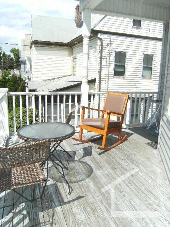 Building Photo - 137 Brooks St