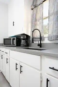 Building Photo - 1532 W Huisache Ave