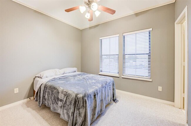 Building Photo - 3105 Fairdale Oaks E