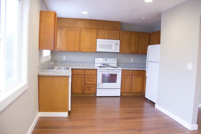 Building Photo - 2bed/2bath, W/D in unit, garage, and all d...