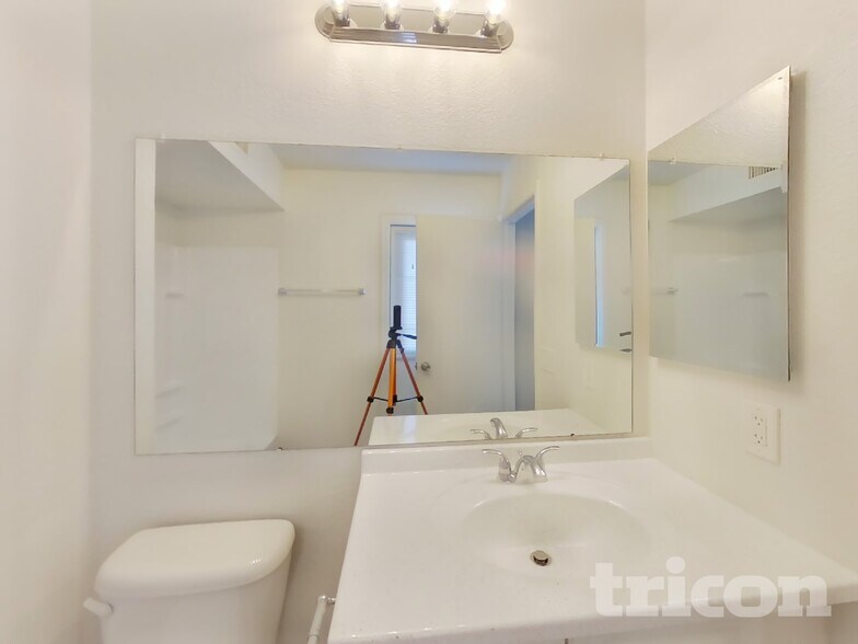 Building Photo - 570 W Myrna Ln