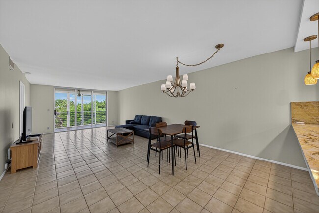 Building Photo - 3503 Oaks Way