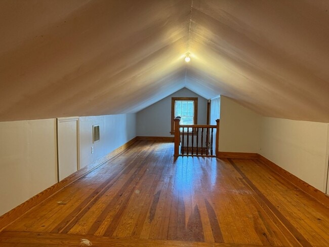 Building Photo - 3 bedroom 1 bath near downtown