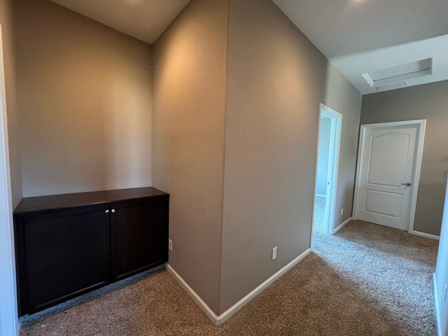 Building Photo - 3 bedroom, 2 1/2 bathroom home located in ...