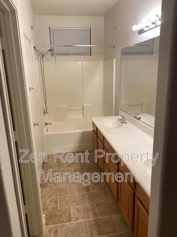 Building Photo - 1320 S Providence Cir