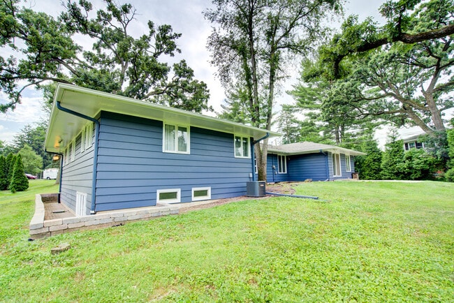 Building Photo - 24W360 Hemlock Ln