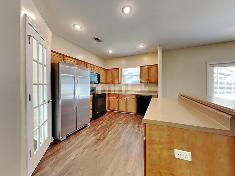 Building Photo - 137 Lake House Rd