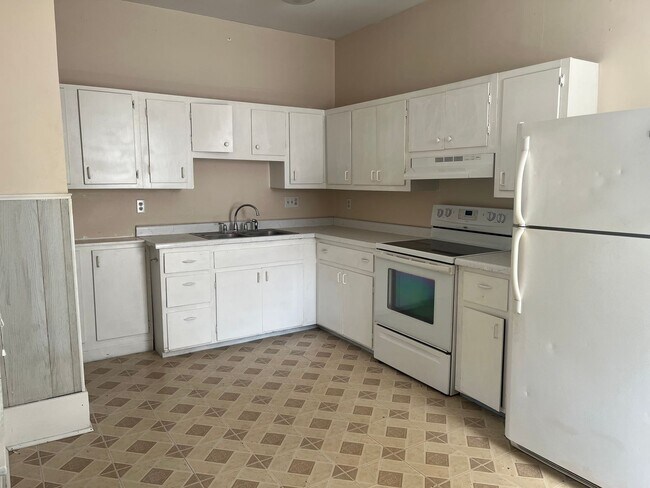 Building Photo - LARGE 2 BEDROOM 1 BATH UPPER LEVEL APARTMENT IN ROSSVILLE