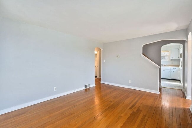 Building Photo - Recently Updated Single Family 3 Bedroom Home.  Available June 10th!