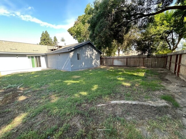 Building Photo - 1846 N Selina Ct