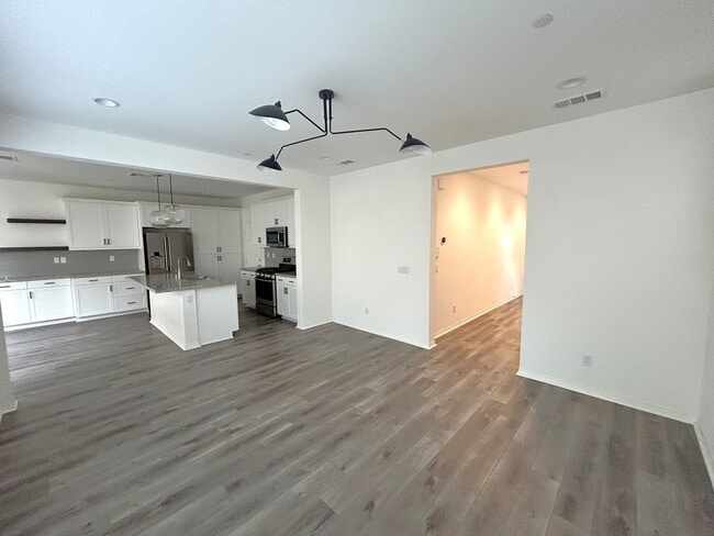 Building Photo - POWELL WAY UNIT 104 CORONA 92883  (3 BED / 2.5 BATH)