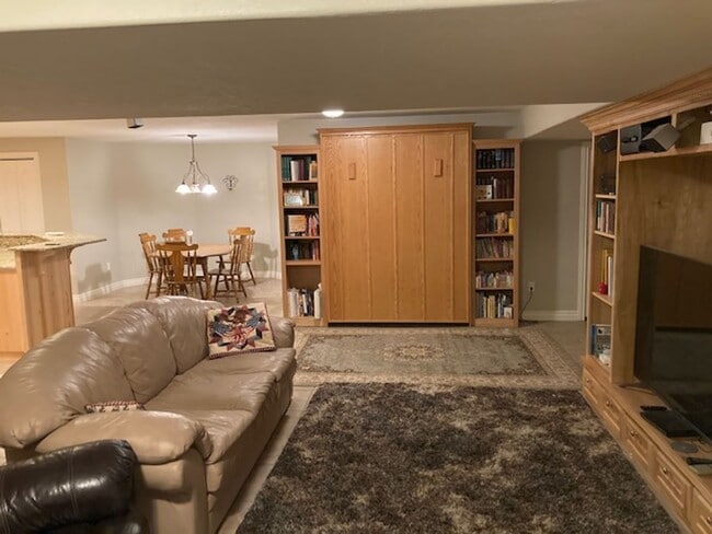 Building Photo - Charming Home