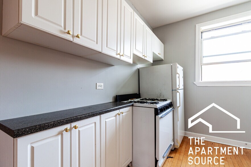 Building Photo - 561 W Aldine Ave