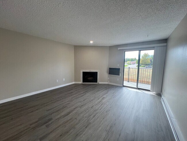 Building Photo - Spacious 2-Bed, 2-Bath Condo in Desirable ...