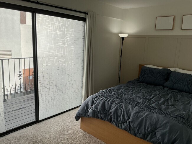 Building Photo - Los Caballeros #001