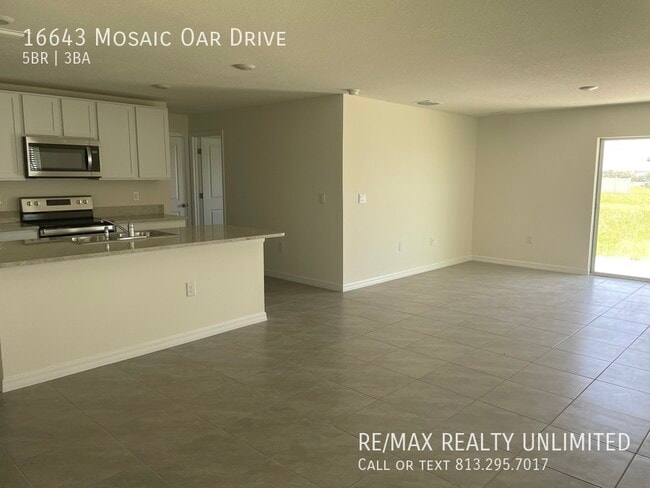 Building Photo - 16643 Mosaic Oar Dr