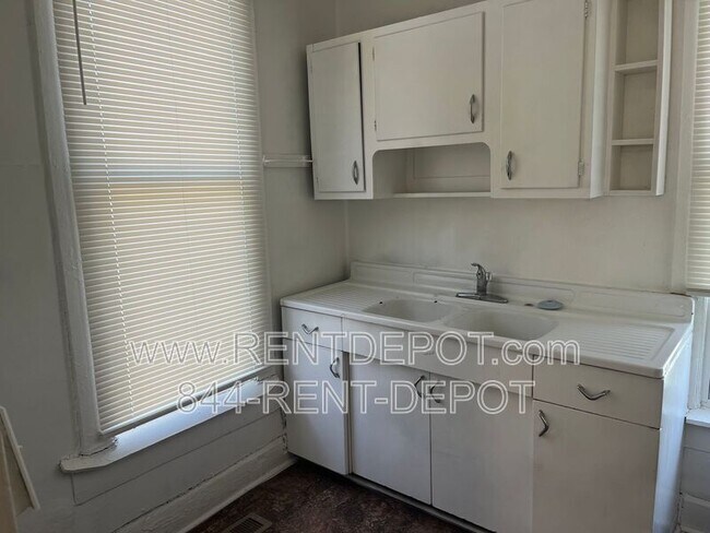 Building Photo - 1603 W Missouri St
