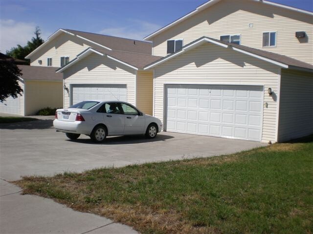 Shared garages - 119 E Spence St