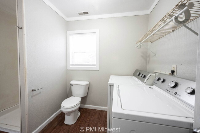 Building Photo - "Cozy 1-Bedroom Haven in Greenfield with E...