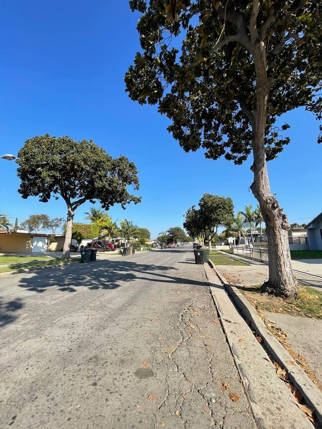 Building Photo - 540 W Elm Ave