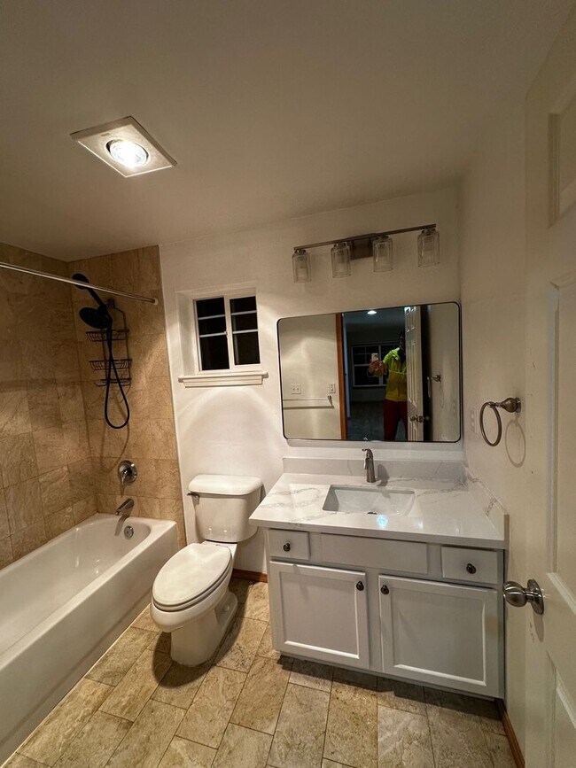 Building Photo - Updated 3 beds/ 2 bath townhome for rent!