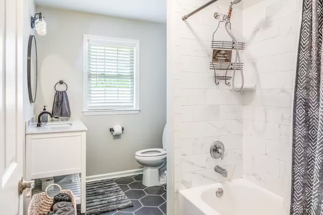 Building Photo - Horne Pl Main House