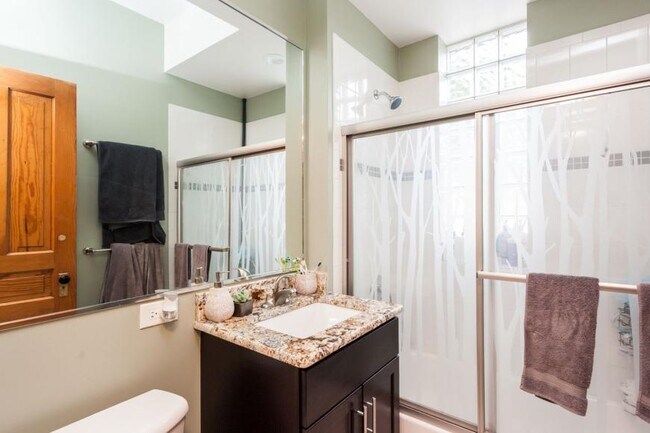 Building Photo - 3 bedroom in Chicago IL 60657