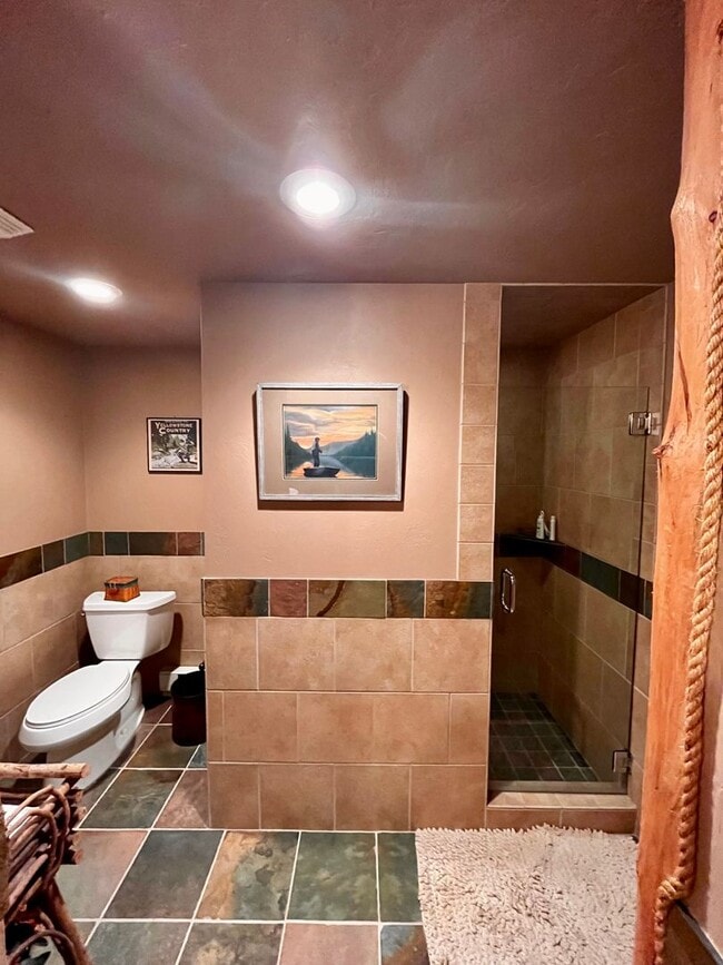 Building Photo - Fully Furnished Cabin Available - 10 Minut...