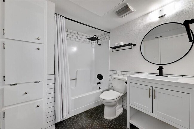 Building Photo - 2104 Cullen Ave