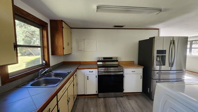 Building Photo - 3 Bedroom 1 Bathroom House