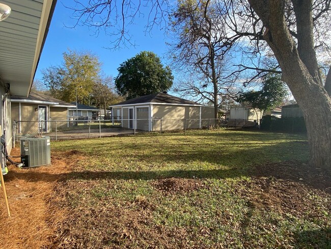 Building Photo - Recently renovated 3 bedroom home for leas...