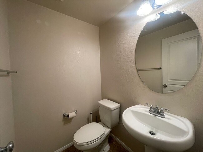 Building Photo - Tri-level 3 bedroom 3.5 bathroom townhouse...