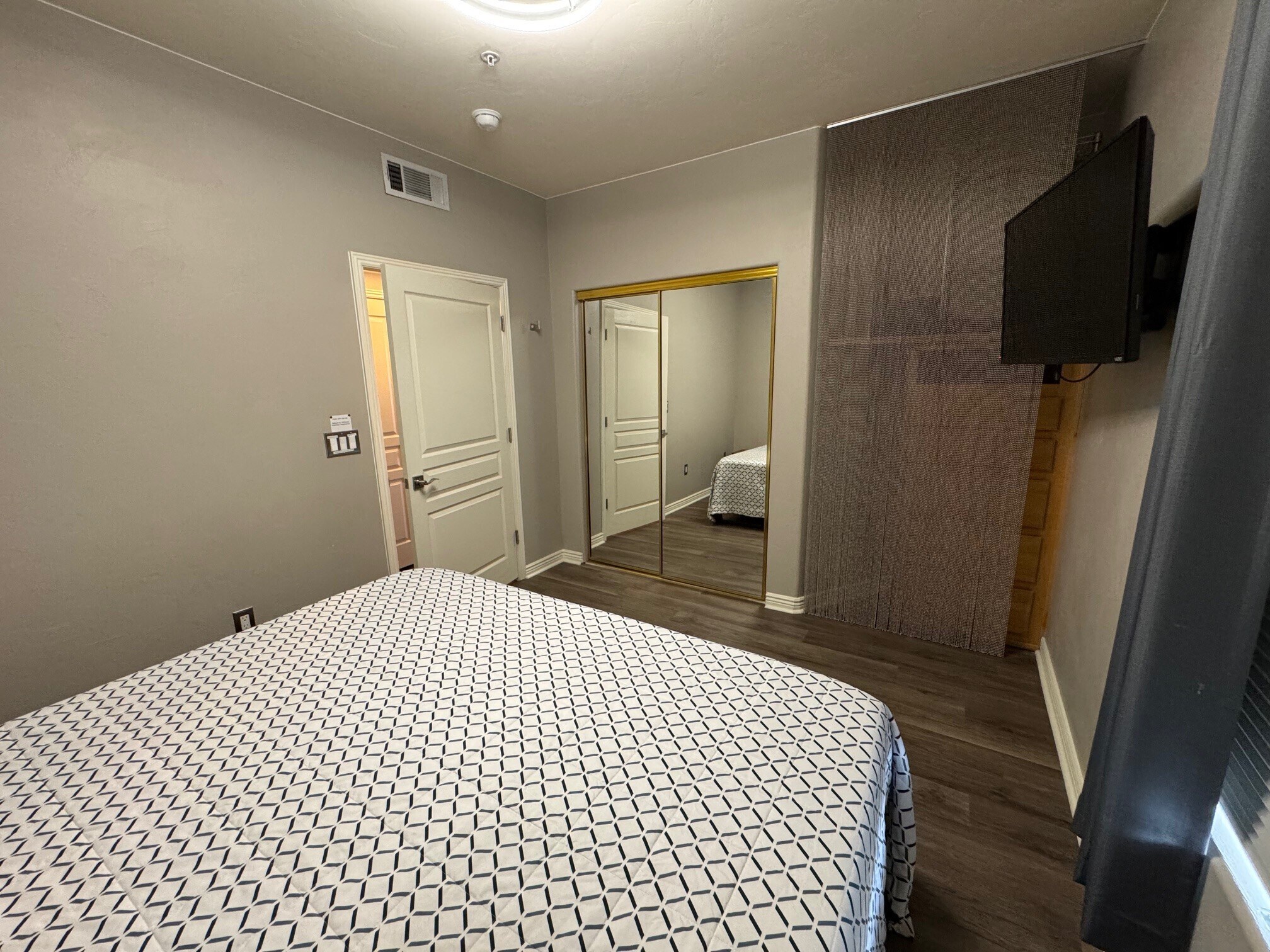 Building Photo - 405 Paradise Pky