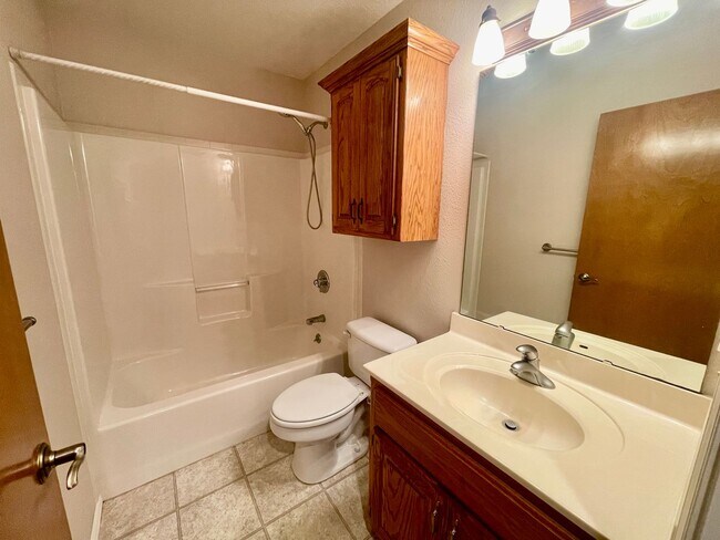 Building Photo - 1233 E Ogorman Ct