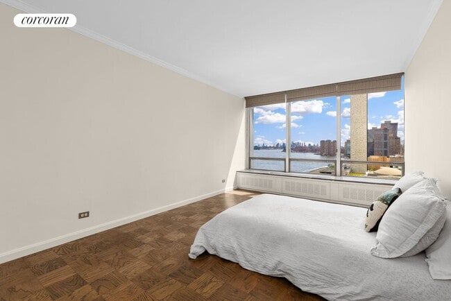 Building Photo - 870 United Nations Plaza