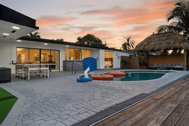 Building Photo - 2365 NE 195th St