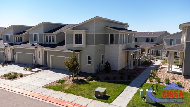 Building Photo - Beautiful, modern townhouse with primary b...