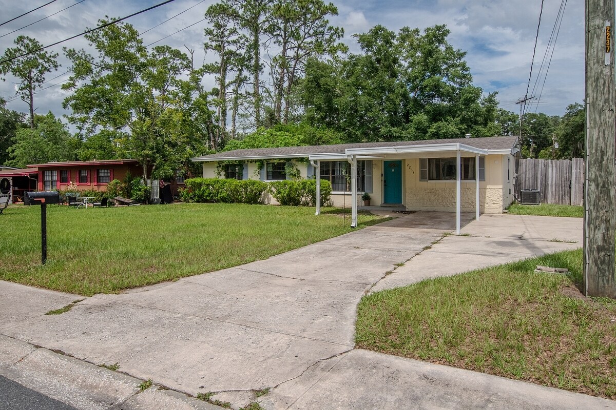 Building Photo - 2233 La Valle Dr