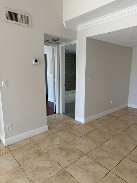 Building Photo - 169 Santa Clara Dr