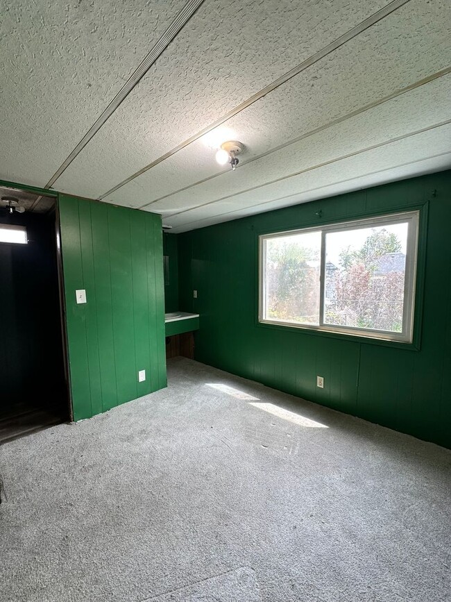 Building Photo - 4 Bedroom & 2 Bathroom Mobile Home in Wate...