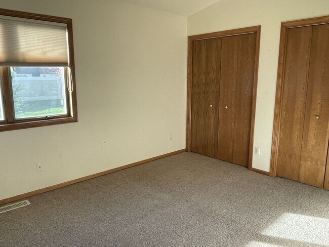 Building Photo - Beautiful Westend patio home