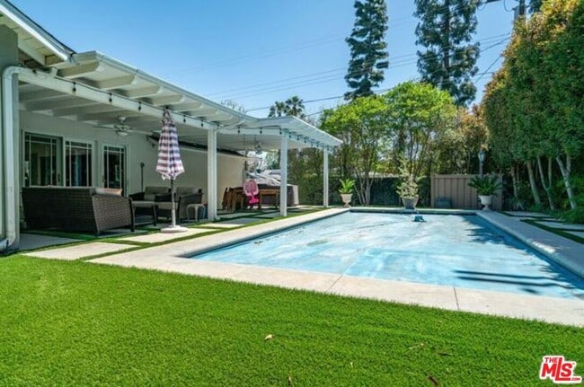 Building Photo - 5501 Cantaloupe Ave