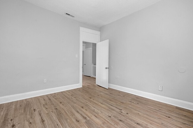 Building Photo - 4 Bedroom 2 Bathroom in Lower Edmondson Village